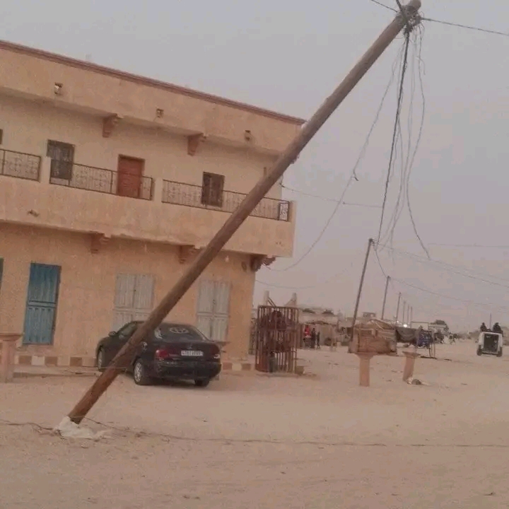 صورة عمود كهربائي يشرفىعلى السقوط