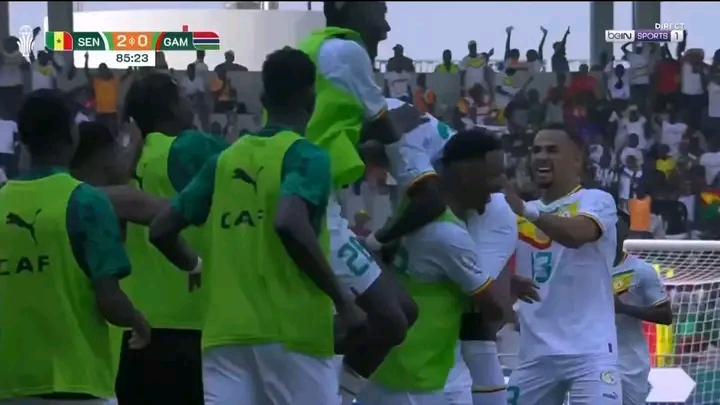 الصورة لحظة تسجيل الهدف الثالث