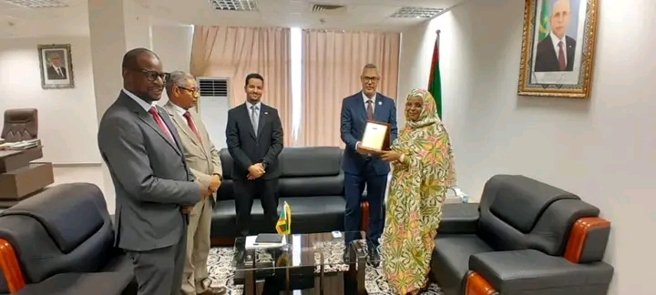 وزيرة العمل تتسلم درع "تازيازت" بعد زيارة ميدانية لعمال إنشيري
