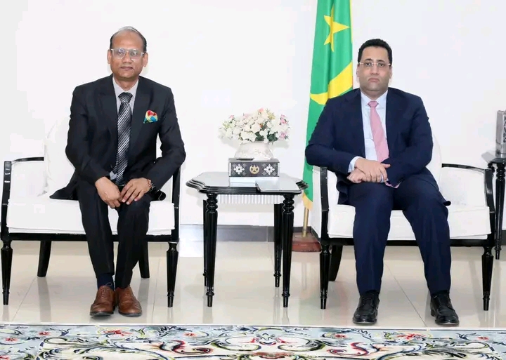 الوزير الأول يبحث علاقات التعاون مع السفير الھندي