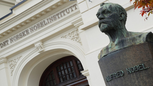 تمثال لألفريد نوبل خارج معهد نوبل النرويجي، حيث تم الإعلان عن الفائز بجائزة نوبل للسلام يوم الجمعة، النرويج، 9 تشرين الأول 2025. (رويتر