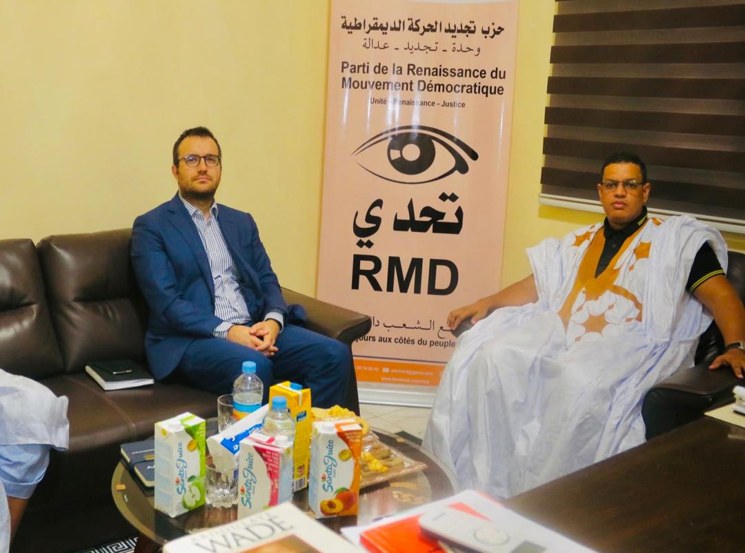 ديبلوماسي فرنسي يزور مقر حزب تحدي