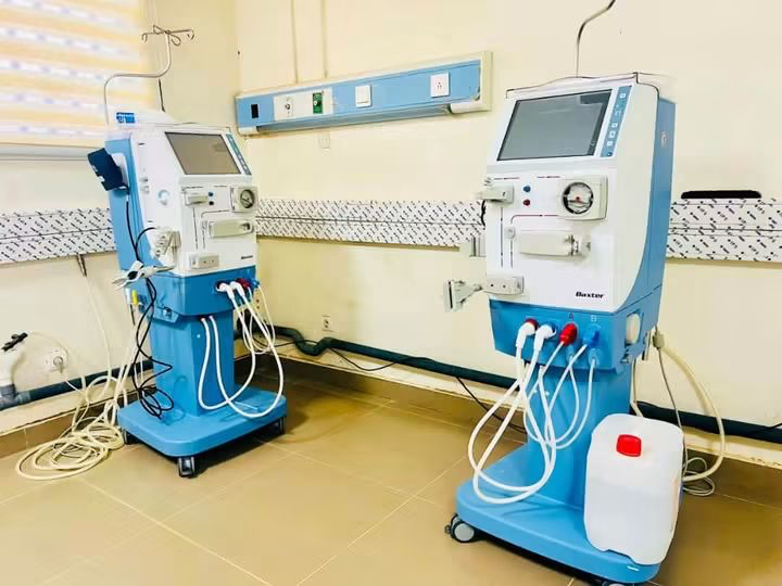 رئيس ارباب العمل الموريتانيين يتبرع بجهازين لتصفية الكلى لمركز الاستطباب بأطار